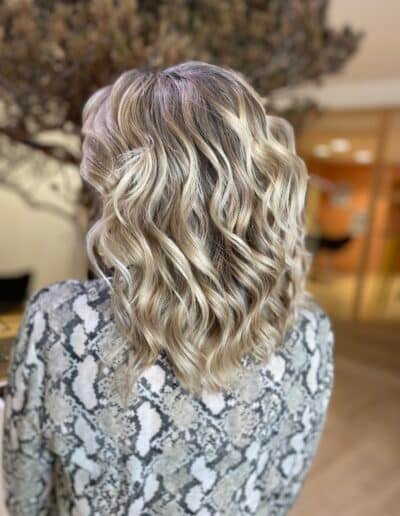 Superbe balayage réalisé chez Mylaa Evans, chevelure lumineuse et nuancée pour un look tendance et une coloration naturelle, salon de coiffure expert