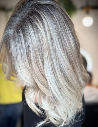 Balayage blond cendré sur cheveux mi-longs réalisé par un coiffeur à Clermont-Ferrand