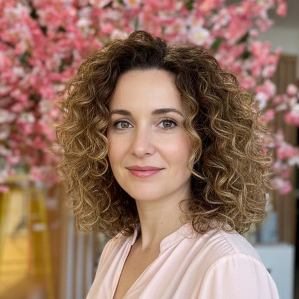 Boucles légères et volumineuses sur cheveux mi-longs, au salon Mylaa Evans