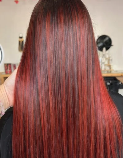 issage brésilien sur cheveux longs rouges réalisé au salon Mylaa Evans à Clermont-Ferrand