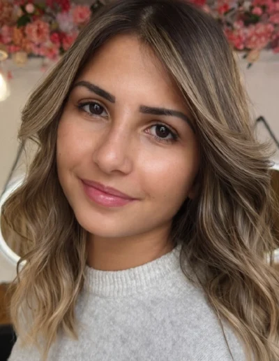 Ombré hair blond naturel sur cheveux longs avec balayage réalisé au salon Mylaa Evans