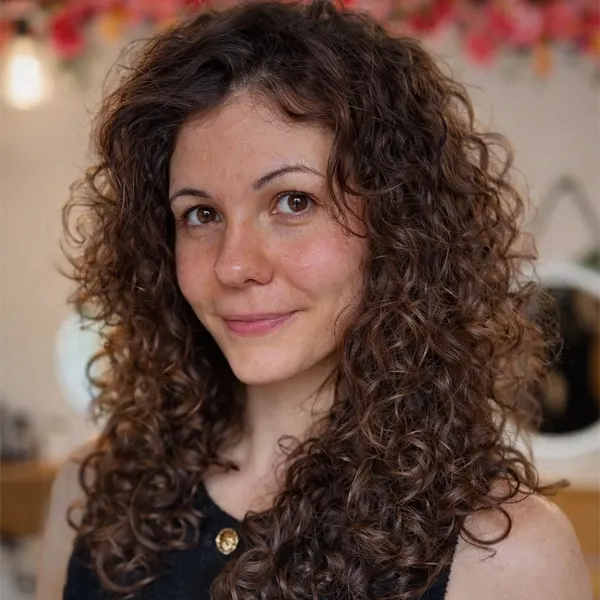 MYLAA EVANS – SALON DE COIFFURE À CLERMONT-FERRAND ET COURNON 5 MYLAAEVANS Coupe et coiffage sur cheveux bouclés