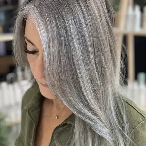 Cheveux longs gris argenté