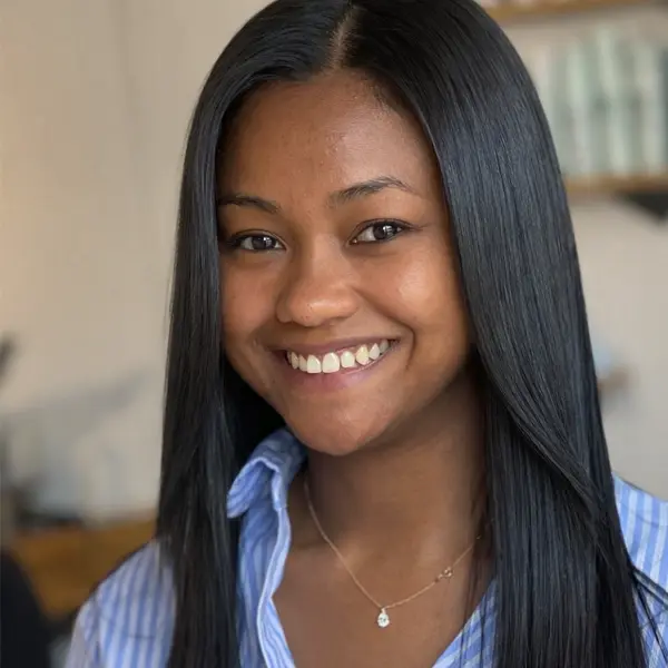Cheveux longs lisses après un lissage brésilien