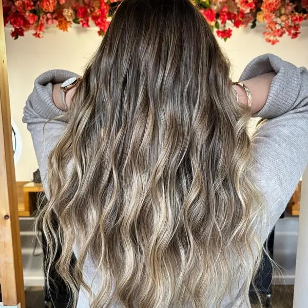 Ombré blond sur cheveux longs ondulés