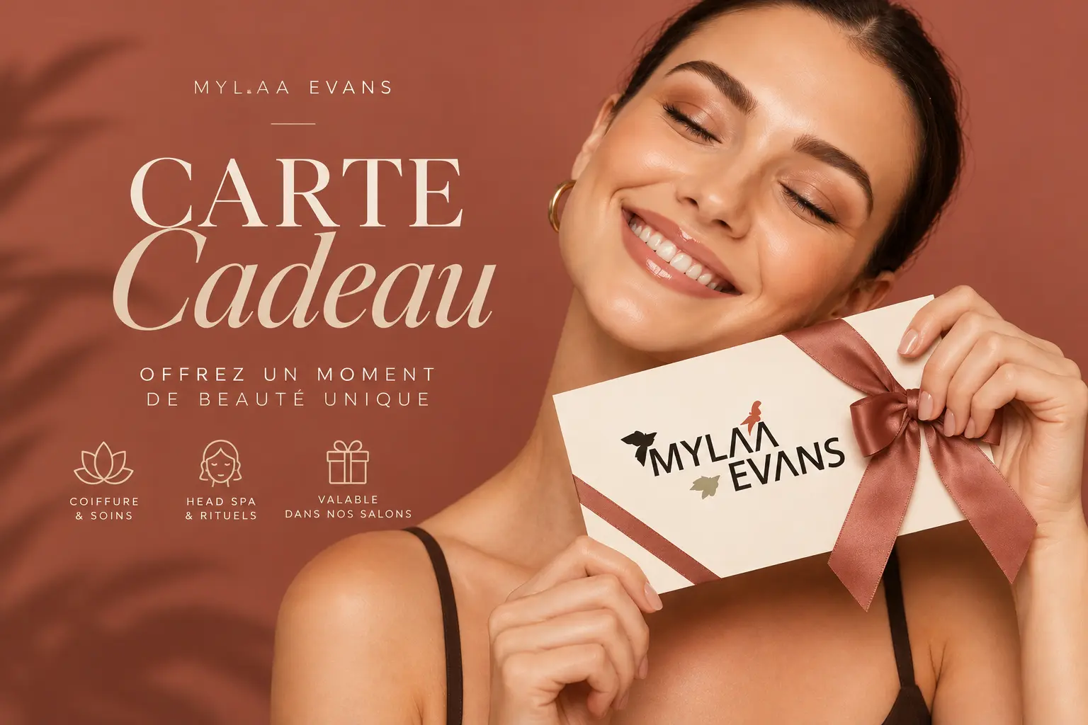 CARTE CADEAU 1 MYLAAEVANS Cliente souriante tenant une carte cadeau Mylaa Evans nouée d’un ruban terracotta
