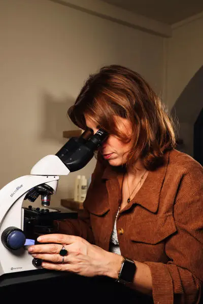 Observation du cuir chevelu au microscope au salon de Cournon-d'Auvergne