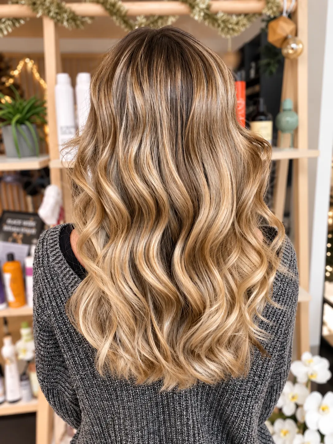 COIFFEUR COLORISTE CLERMONT FERRAND 2 MYLAAEVANS Blond doré : reflets chauds sur longueurs ondulées, réalisé chez Mylaa Evans