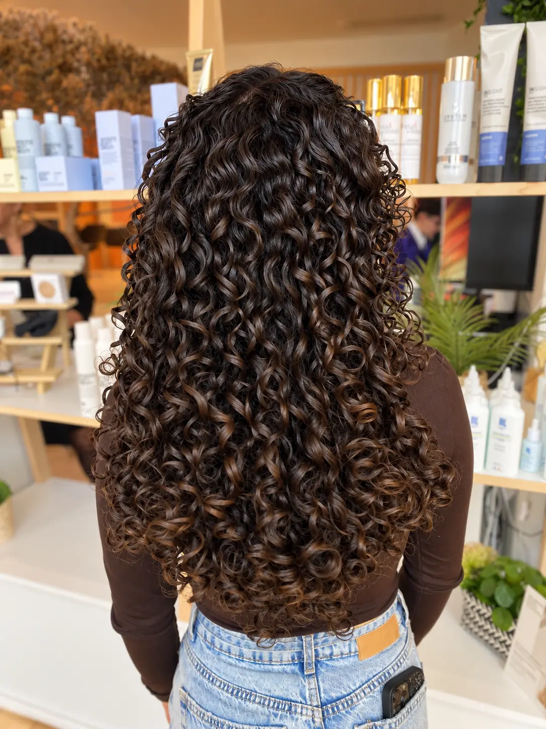 Cheveux longs bouclés vus de dos, boucles définies sur toute la longueur