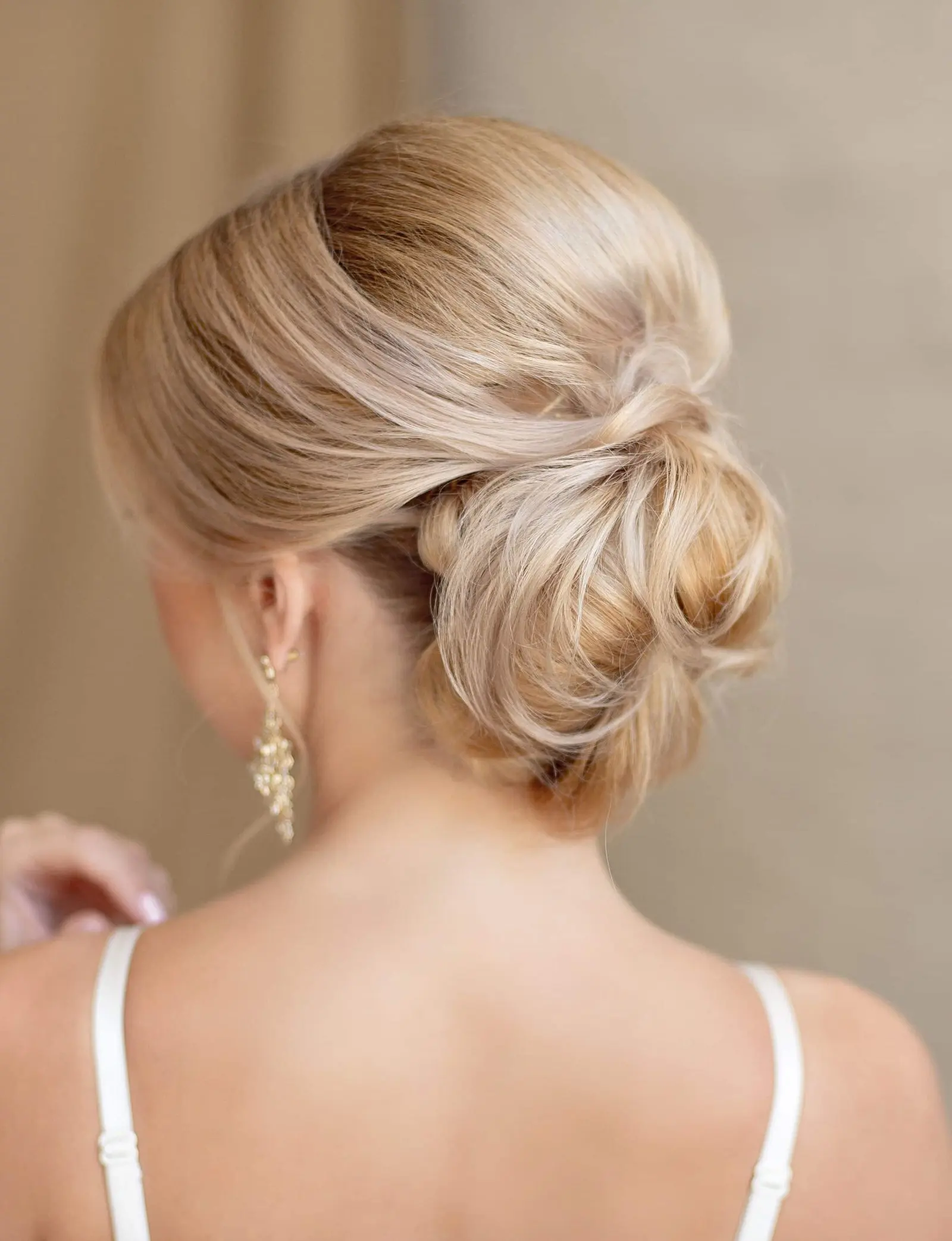 COIFFURE DE MARIAGE 6 MYLAAEVANS Coiffure de mariée élégante : chignon bas sur cheveux blonds, réalisée chez Mylaa Evans