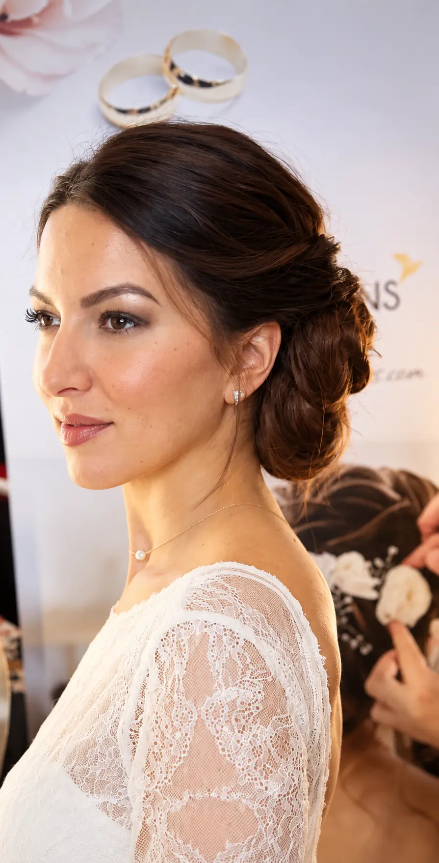 COIFFURE DE MARIAGE 4 MYLAAEVANS Coiffure de mariée classique : chignon bas et voile, réalisée chez Mylaa Evans