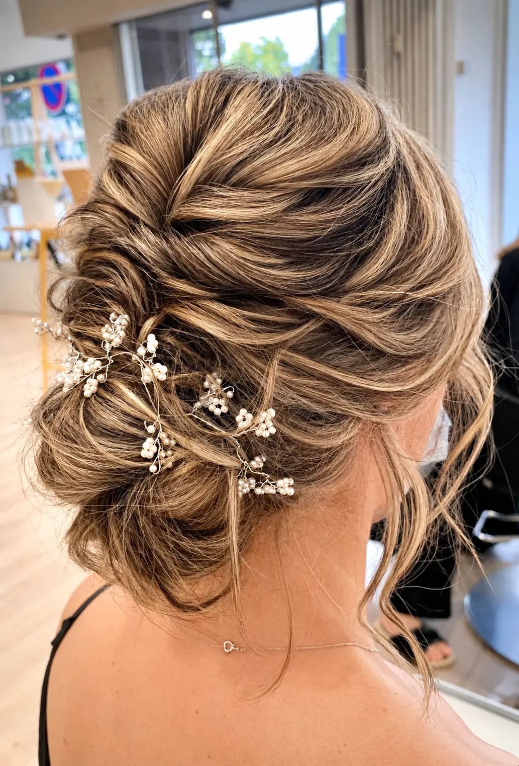 COIFFURE DE MARIAGE 3 MYLAAEVANS Coiffure de mariée romantique : chignon travaillé et bijou de cheveux, réalisée chez Mylaa Evans