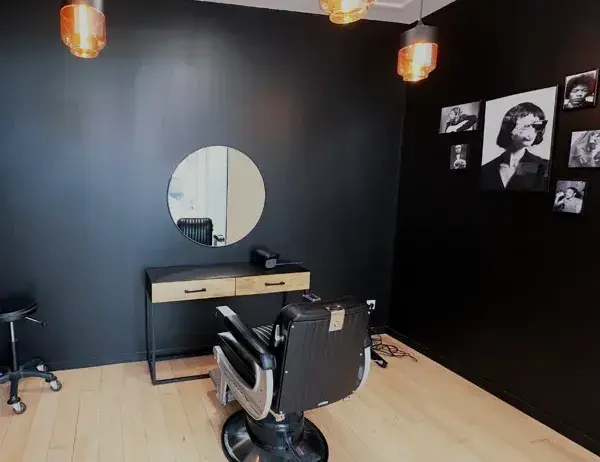 Espace homme du salon Mylaa Evans de Clermont-Ferrand, fauteuil de barbier et miroir rond