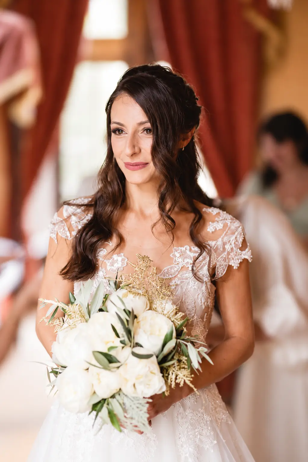 COIFFURE DE MARIAGE 8 MYLAAEVANS Mariée coiffée et maquillée, bouquet de pivoines à la main