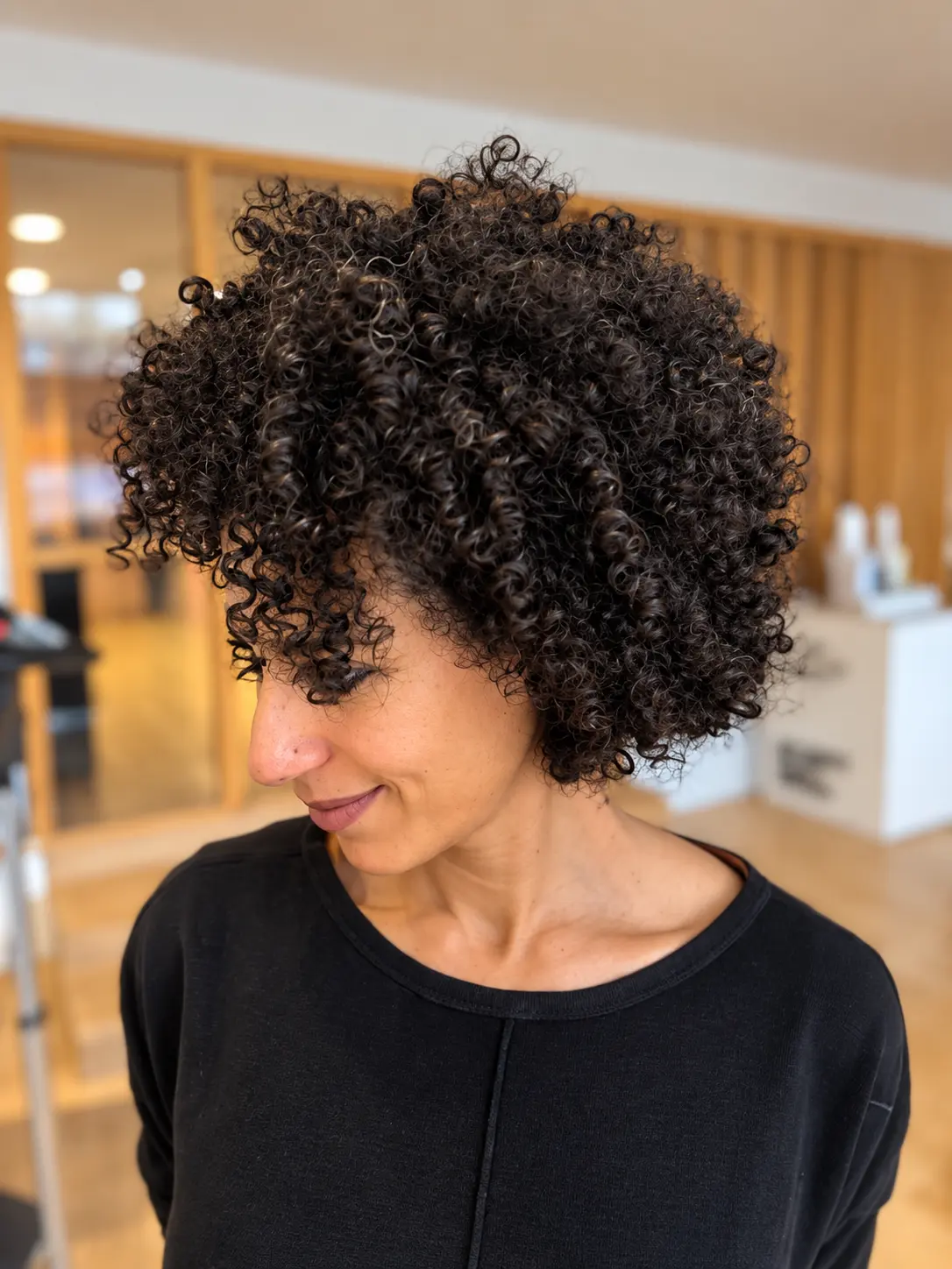 Coupe sur cheveux très bouclés et crépus, volume arrondi