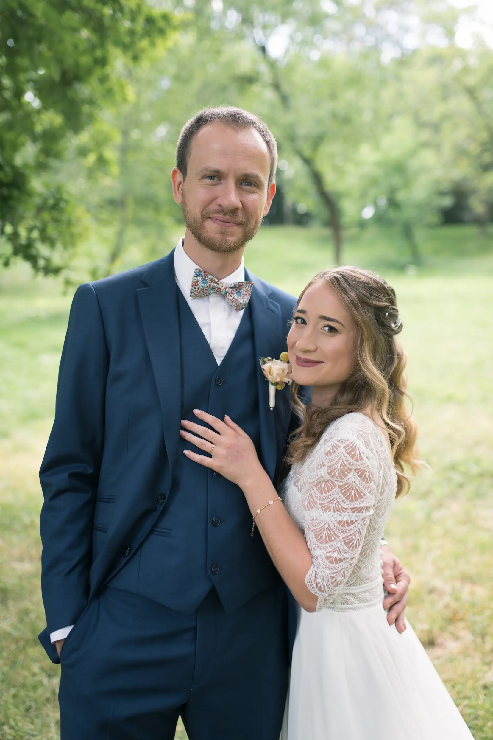 COIFFURE DE MARIAGE 9 MYLAAEVANS Jeunes mariés enlacés, la mariée coiffée par Mylaa Evans