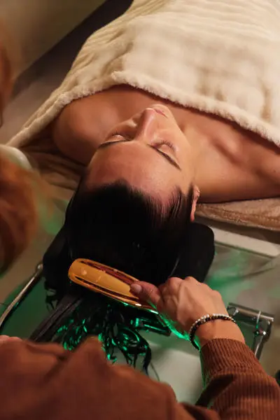 Soin appliqué sur les longueurs pendant le Head Spa