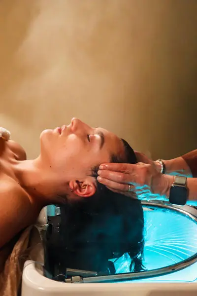 Massage crânien au-dessus du bac Head Spa
