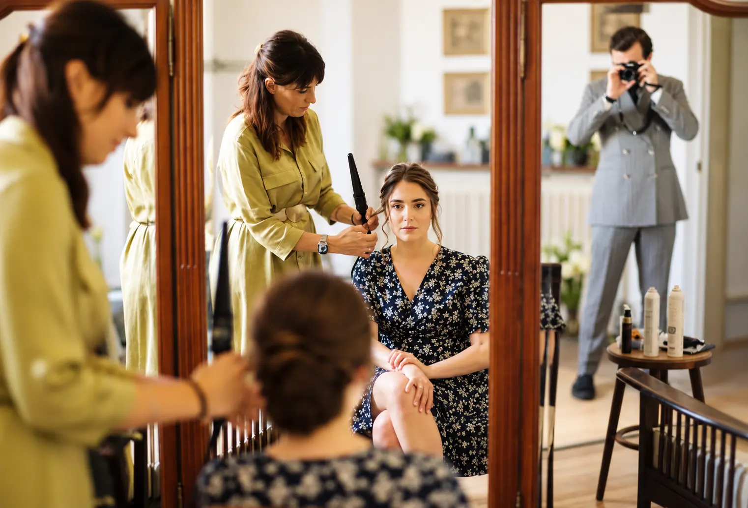 COIFFURE DE MARIAGE 12 MYLAAEVANS Préparatifs de mariage au salon : la mariée et ses proches coiffées en même temps